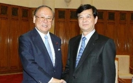 Un conseiller spécial japonais reçu par le Premier ministre vietnamien - ảnh 1
